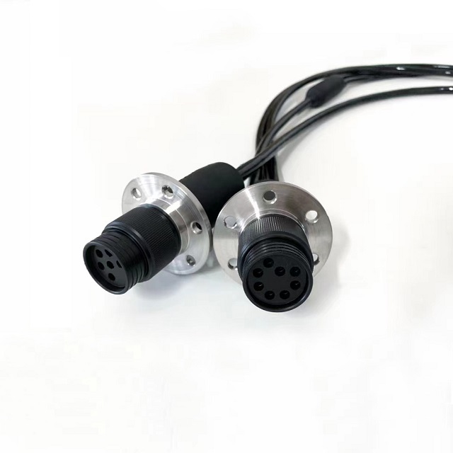 موصل UC 1053 بثمانية أطراف تحت الماء