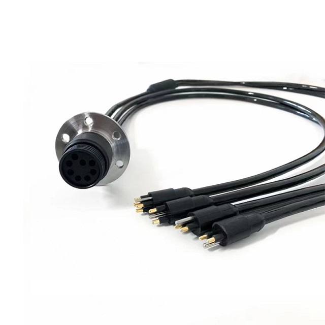 موصل UC 1053 بثمانية أطراف تحت الماء